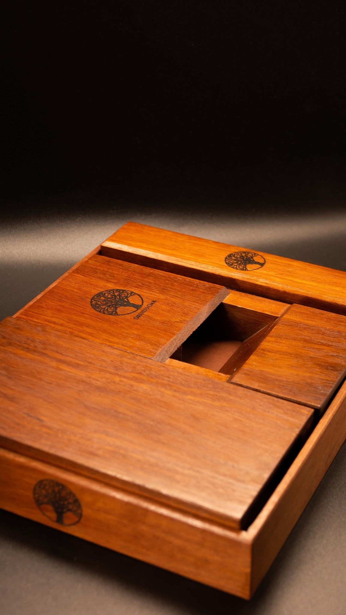 Here you see the full set ready for storage. Tray, case and tower with laser engraving.